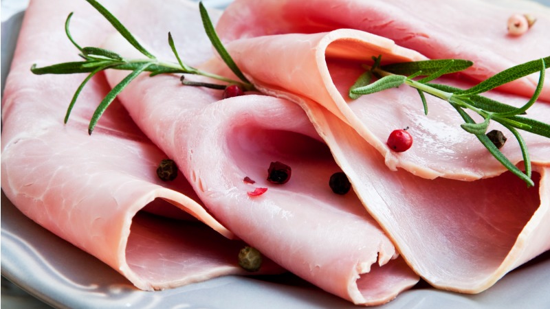Des tranches de jambon disposées sur une assiette